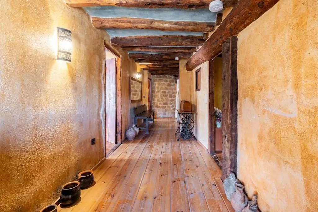 Can Miqueló: casa familiar rústica Prat de Comte Casa rural
