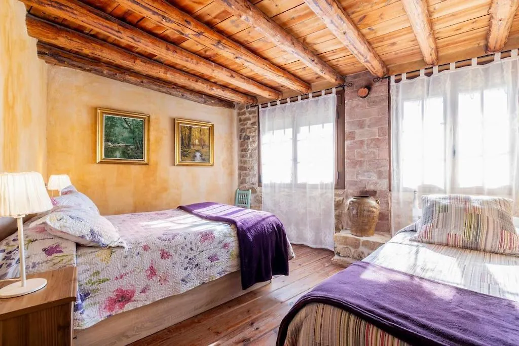 Can Miqueló: casa familiar rústica Prat de Comte 0*,