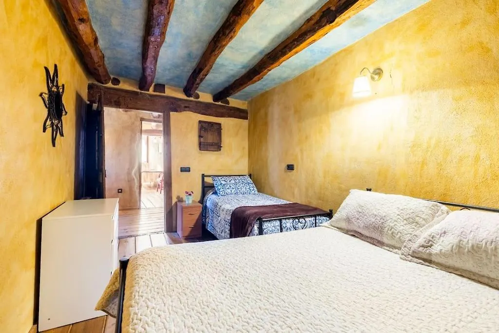 Can Miqueló: casa familiar rústica Prat de Comte 0*,