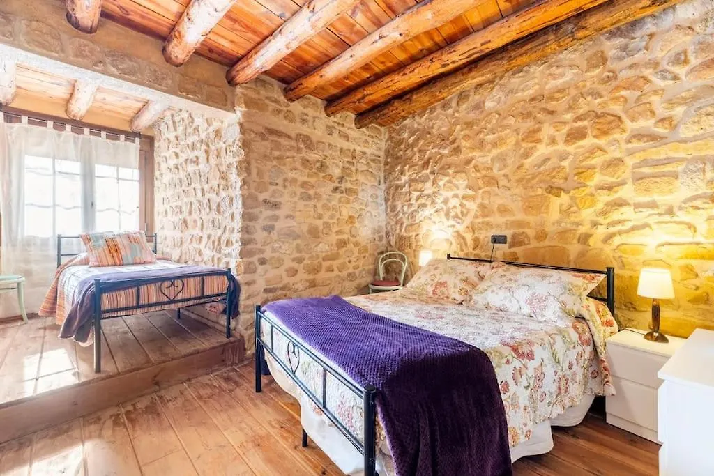 Casa rural Can Miqueló: casa familiar rústica Prat de Comte